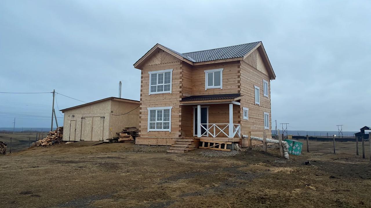 Двухэтажный дом из строганного бруса